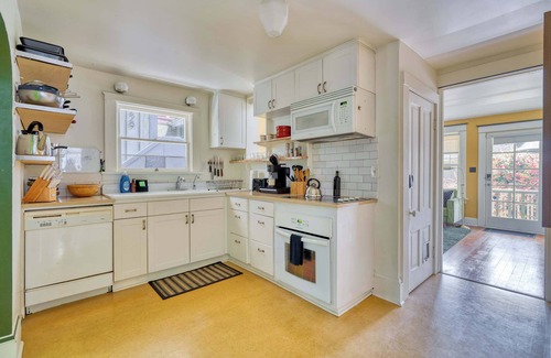 Overlook House | 2BR/2BA Patio Steps to Mississippi Ave