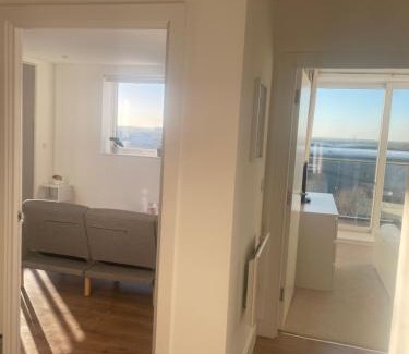 Reading Apartment | 2BR 2BA Top Floor Penthouse Apartment in RG2 - Ideal for Business Travellers & Contractors, Free Parking & Sleeps Up To 6