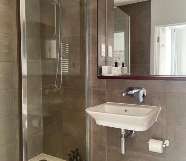 Reading Apartment | 2BR 2BA Top Floor Penthouse Apartment in RG2 - Ideal for Business Travellers & Contractors, Free Parking & Sleeps Up To 6