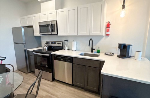 Elizabeth Apartment | 2BR apt close to EWR Airport 3115
