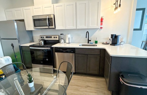 Elizabeth Apartment | 2BR apt close to EWR Airport 3115