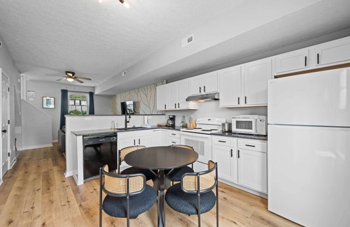 Williamstown Apartment | 2BR Condo Near Ark for 6 Guests - Free Parking