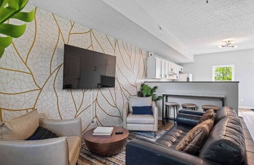 Williamstown Apartment | 2BR Condo Near Ark for 6 Guests - Free Parking