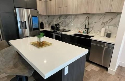 DeBaliviere Place Apartment | 2BR Cozy Apt in CWE | Parking, Gym & Pool