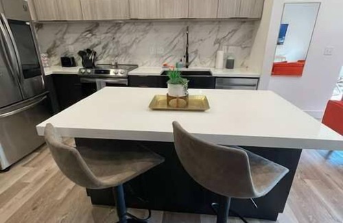 DeBaliviere Place Apartment | 2BR Cozy Apt in CWE | Parking, Gym & Pool