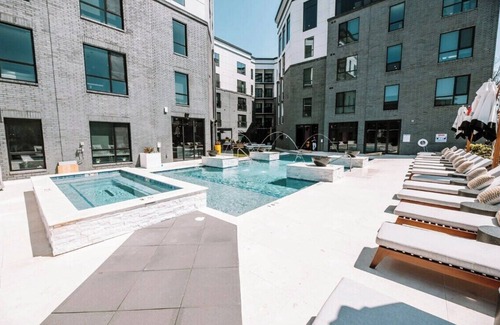 DeBaliviere Place Apartment | 2BR Cozy Apt in CWE | Parking, Gym & Pool