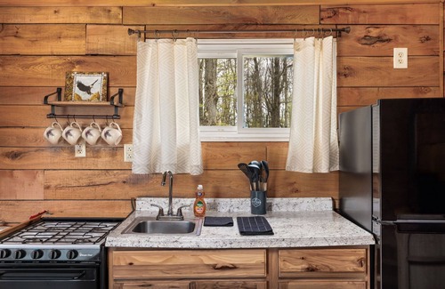 Russell Cabin | 2BR Eagles Nest Cottage