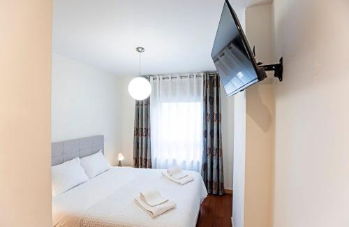 Mafamude Apartment | 2BR Flat by Metro w/Free Parking by LovelyStay