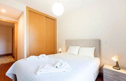 Mafamude Apartment | 2BR Flat by Metro w/Free Parking by LovelyStay