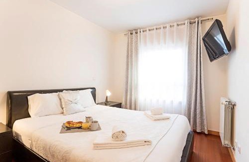 Mafamude Apartment | 2BR Flat by Metro w/Free Parking by LovelyStay
