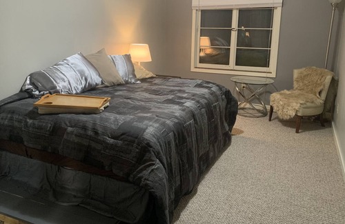 Murphysboro Apartment | 2br Guest Suite In Town on 4 Acre Private Estate