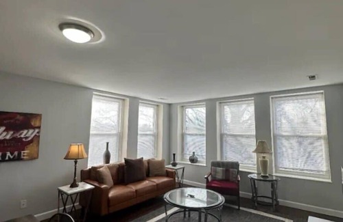 DeBaliviere Place Apartment | 2BR Historic Central Delmar Loop Forest Park