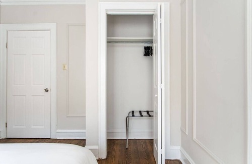 Ravenswood Apartment | 2BR Radiant Urban Apt