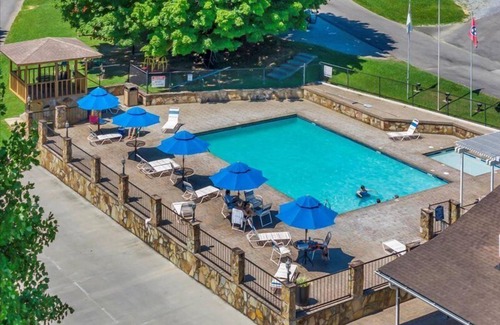 Gatlinburg - Pigeon Forge RV Rental | 2BR Retreat in Pigeon Forge