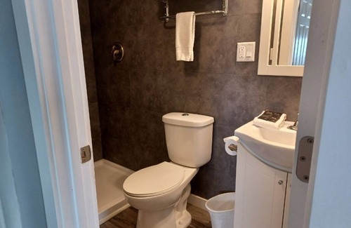 Monticello Hotel | 2BR Room at Alexander’s Landing. Walk to Indiana Beach + Pool Access