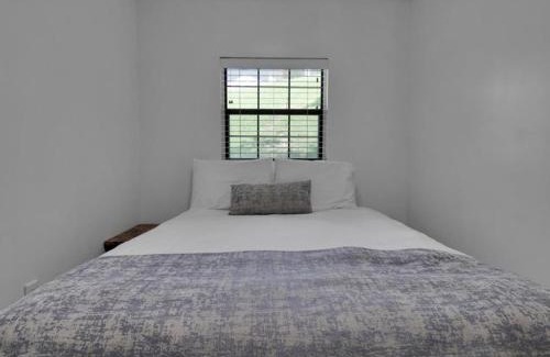 Gatlinburg - Pigeon Forge Ski Chalet | 2BR Rustic Cabin with Views and Parking