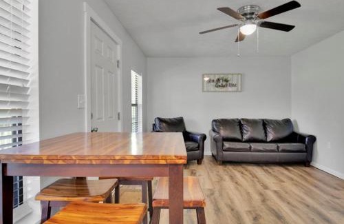 Gatlinburg - Pigeon Forge Ski Chalet | 2BR Rustic Cabin with Views and Parking