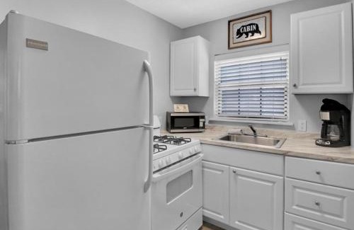 Gatlinburg - Pigeon Forge Ski Chalet | 2BR Rustic Cabin with Views and Parking