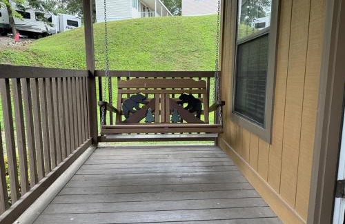 Gatlinburg - Pigeon Forge Ski Chalet | 2BR Rustic Cabin with Views and Parking