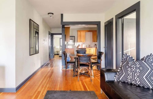 Belmont House | 2BR Sleeps 6 Perfect Location for Foodies