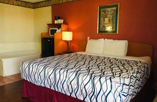 Pigeon Forge Apartment | 2Br (SLP6) Hotel Suite With Balcony Near Dixie Stampede