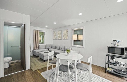 Hollywood House | 2br Tiny Farm Home Near Seminole Hard Rock Casino! 2 Bedroom Farmhouse