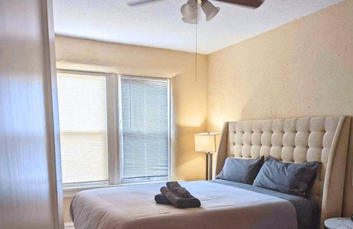 University City Apartment | 2BR W&D|Mins to Delmar Loop, WashU, DTown Clayton
