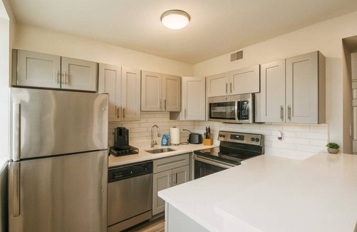 DeBaliviere Place Apartment | 2BR w King Bed Pool Steps to Forest Park CWE