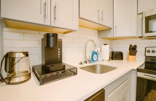 DeBaliviere Place Apartment | 2BR w King Bed Pool Steps to Forest Park CWE