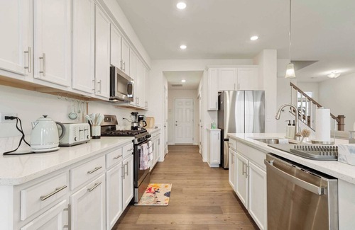 Fox Valley House | 2BStylish Townhome｜Garage Access｜Washer&Dryer｜Perfect for Long Stays! #42324