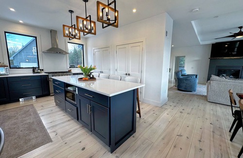 Franconia House | 2M New rustic contemporary home with stunning views, great amenities and perfect private location.