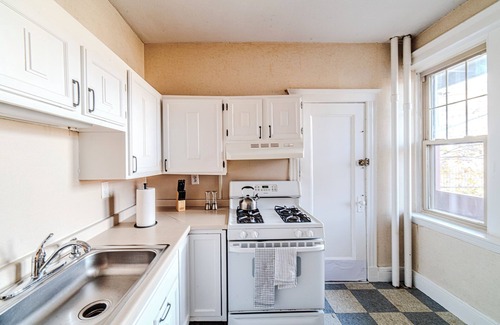 Coolidge Corner South Side Apartment | 2min->Coolidge&GreenT/King Bed/Full Kitchen/Arcade
