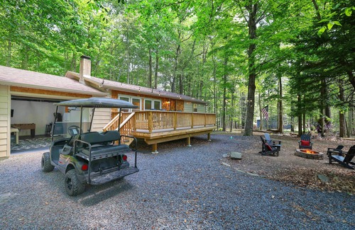 Pocono Lake Cabin | 2PM Sunday Checkout · Golf Cart · Dog-Friendly · Fireplace · Kayaks · Game Room