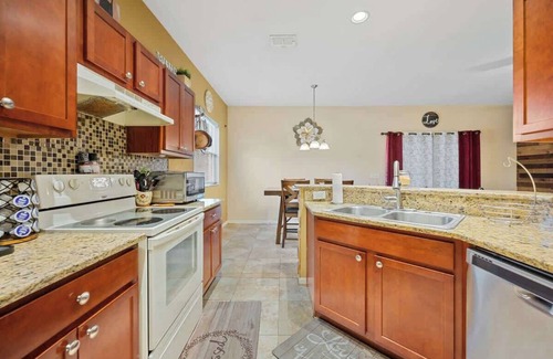 Nichols House | 3/2 Family + Pet Friendly home + Washer/Dryer