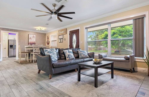 Meadowlawn House | 3/2 house with pool & pond in the backyard (73rd Ave)