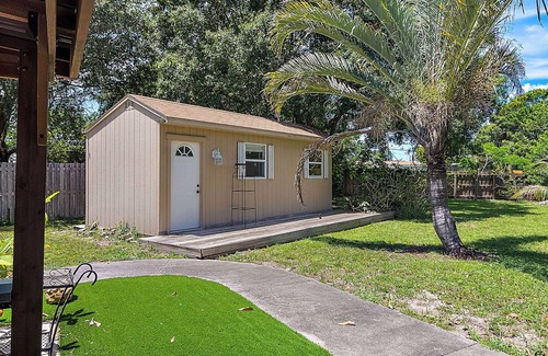 Meadowlawn House | 3/2 house with pool & pond in the backyard (73rd Ave)