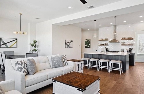 Cedars House | 3-BD Luxury Living w Rooftop Garden Views