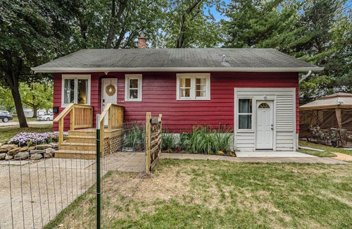 Grandville House | 3 Bdr House-Hot tub, fenced yard