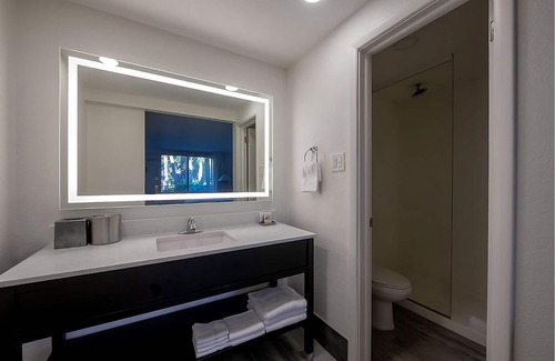 Fort Walton Beach Hotel | 3 Beachy Rooms w/Outdoor Swimming Pool, Perfect for a Family Vacation