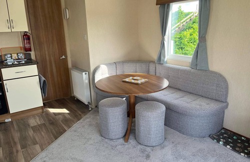 Heacham Ski Chalet | 3 Bed 8 Berth Caravan With Decking Free Wifi