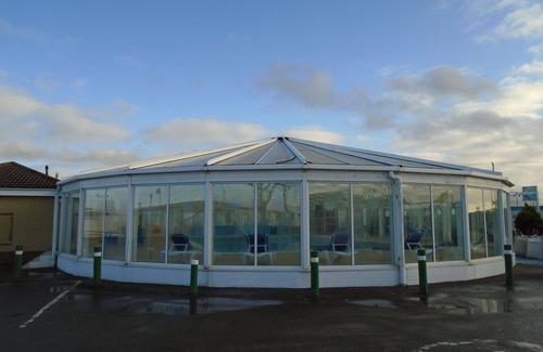 Heacham Ski Chalet | 3 Bed 8 Berth Caravan With Decking Free Wifi