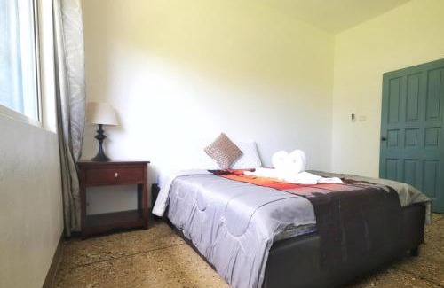 Orange Hill Apartment | 3 Bed Apartment - Garden Patio Bbq Parking