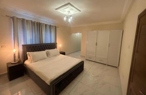 Freetown House | 3 Bed Apartment Sleeps 6 - Parking Patio Wifi