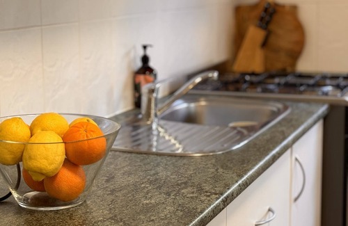 Woolloongabba Apartment | 3 Bed Budget Brisbane Gem With Parking Near Gabba