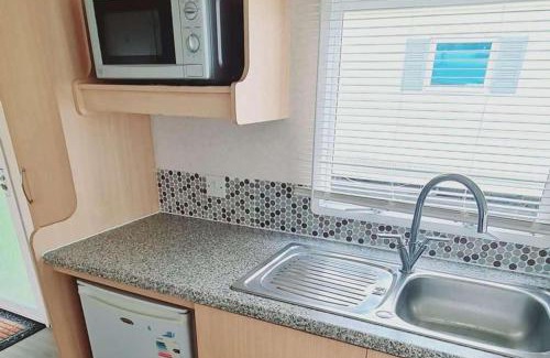 Sheerness House | 3-Bed Cabin Sleeps 6 with Pool & 5 mins to Beach