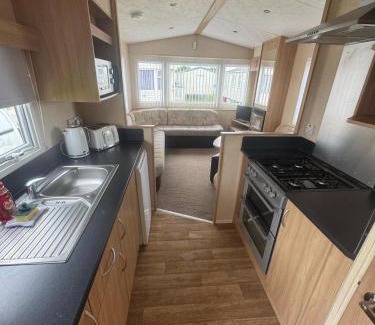 Kinmel Bay Ski Chalet | 3 Bed Caravan - Sleeps 8 - Pets - Parking