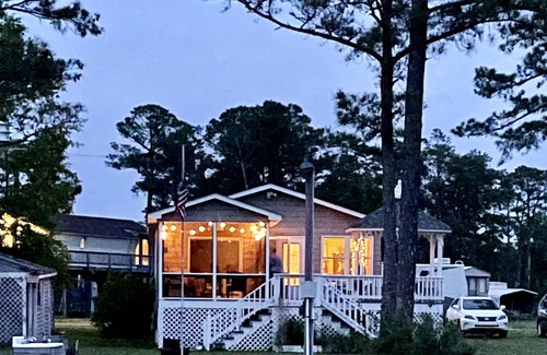 Merritt Cottage | 3 bed cottage, Bohemian vibe, boat dock & S.porch