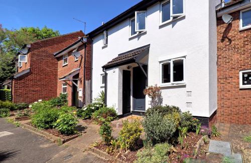 Buckhurst Hill House | 3 Bed family Home with Garden Free parking Perfect for contractors