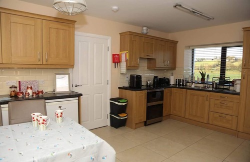 Strabane House | 3 Bed Farmhouse - Sleeps 6 - Wifi - Parking