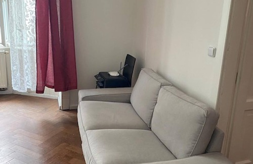 Andel Apartment | 3 Bed Flat - Sleeps 10 - Pets - Smoking - Parking